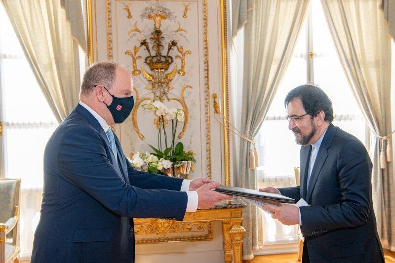السفير الايراني في باريس يسلم اوراق اعتماده الى امير جزيرة موناكو