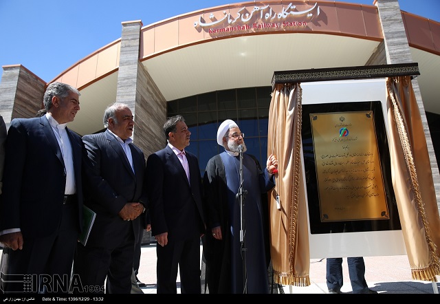 الرئيس الايراني يفتتح خط سكك حديد طهران – كرمانشاه