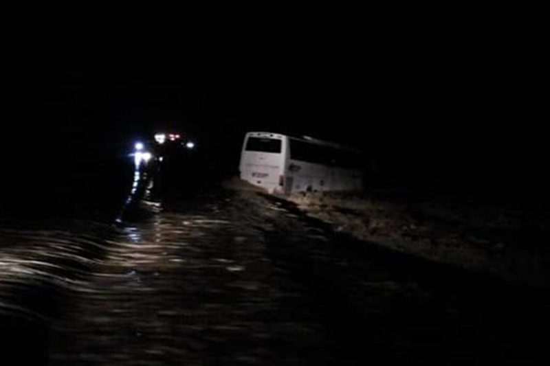 انقاذ 15سائحا عمانيا حاصرتهم السيول في جنوب ايران