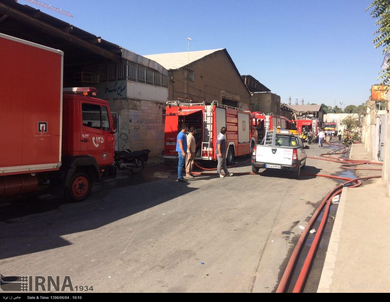 آتش سوزی انبار در خیابان فداییان اسلام عکس: امیر جعفری