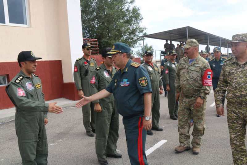 وزير دفاع كازاخستان يلتقي فريق الطائرات المسيرة التابع للجيش الايراني