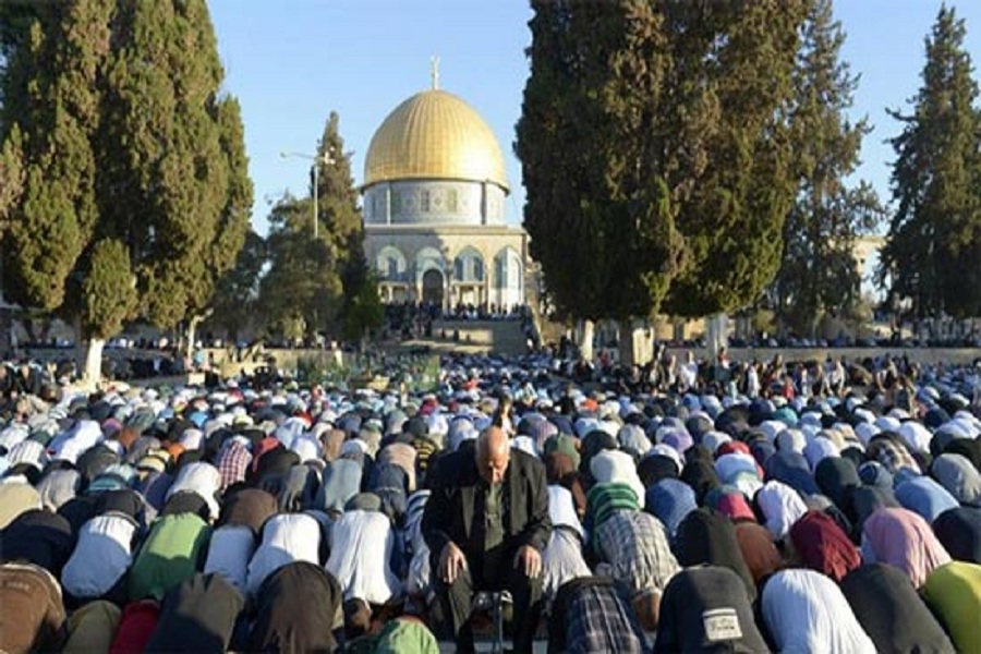 الفلسطينيون يزحفون نحو الأقصي في الجمعة الثالثة من رمضان