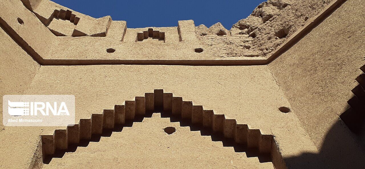 عمارة “جهل دختران” في مدينة سمنان