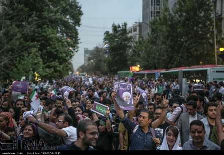 احتفالات جماهيرية في مختلف المدن الايرانية بفوز روحاني