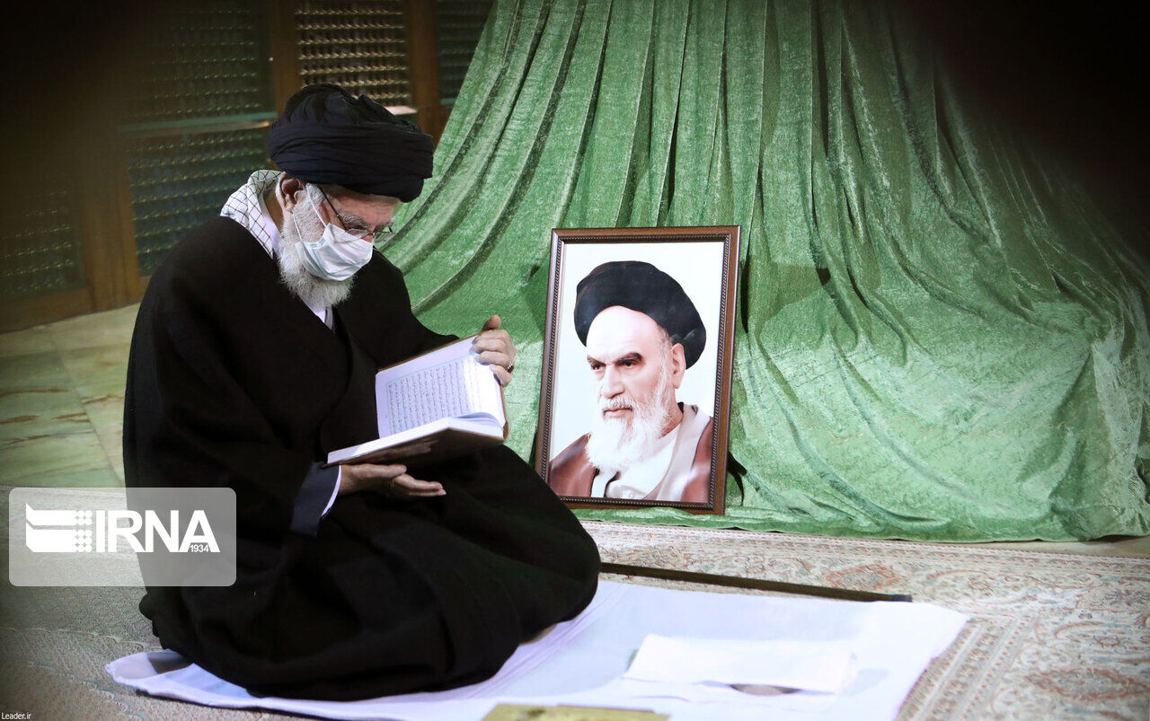 حضور قائد الثورة الإسلامية في مرقد الإمام الخمیني الراحل