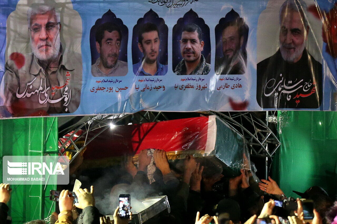 صور لوصول جثامين الشهيد سليماني ورفاقه الشهداء الى طهران