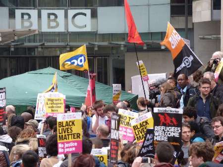 مسيرات واسعة في بريطانيا احتجاجاً علي سياسة ترامب العنصرية