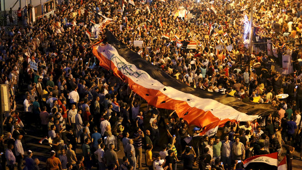 تظاهرات سلمية في بغداد ومحافظات عراقية اخري تتخللها اعمال عنف متفرقة