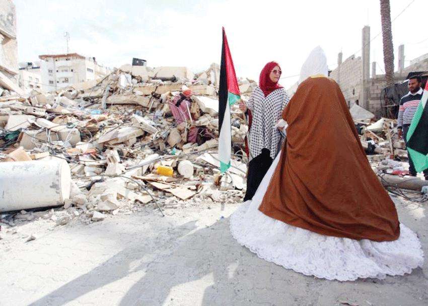 عروس فلسطينية تزف علي أنقاض منزلها في غزة