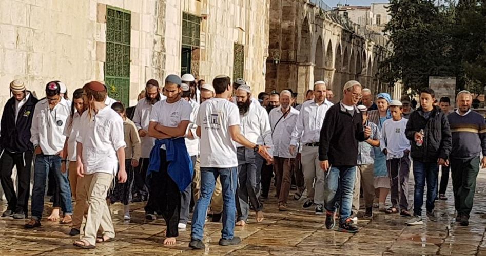 عشرات المستوطنين يقتحمون المسجد الاقصي