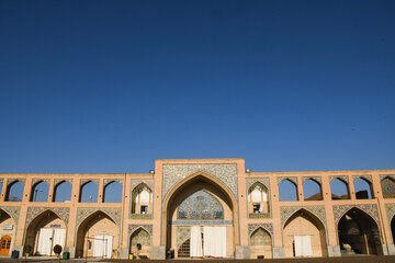 مسجد حكيم في اصفهان يجسد مجد العمارة الاسلامية