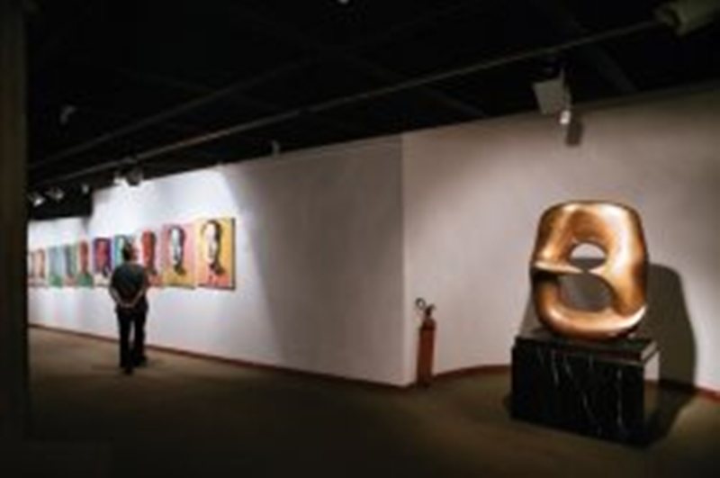 مستشار الرئيس الفرنسي: أرغب في إستعراض الأعمال الفرنسية في متحف طهران للفنون المعاصرة