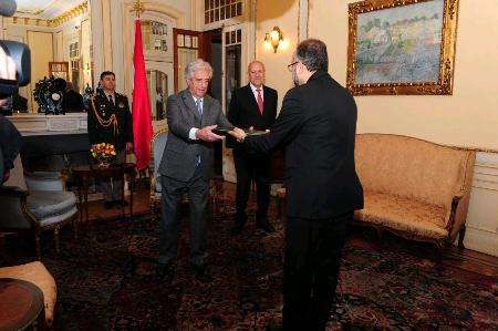 السفير الايراني في مونتيفيديو يقدم اوراق اعتماده لرئيس الاوروغواي