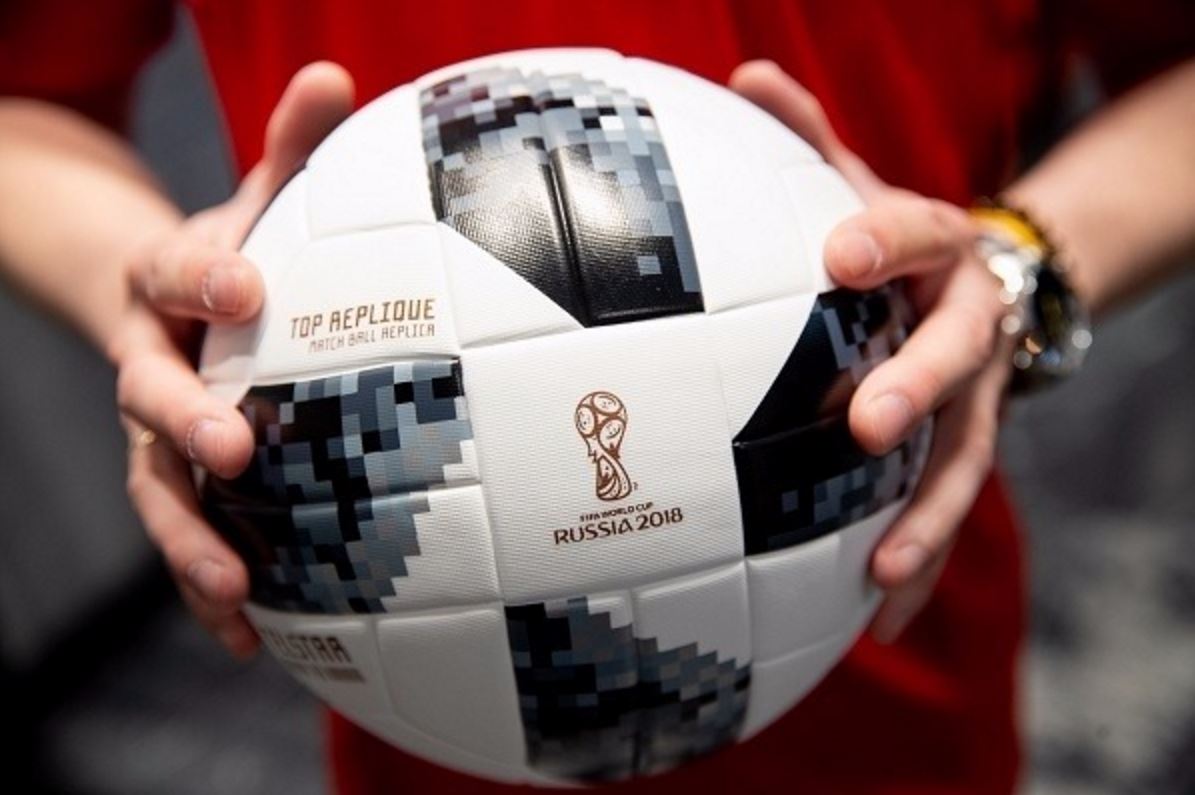 وفد برلماني روسي يقدم كرة كاس العالم 2018 الي الرئيس السوري