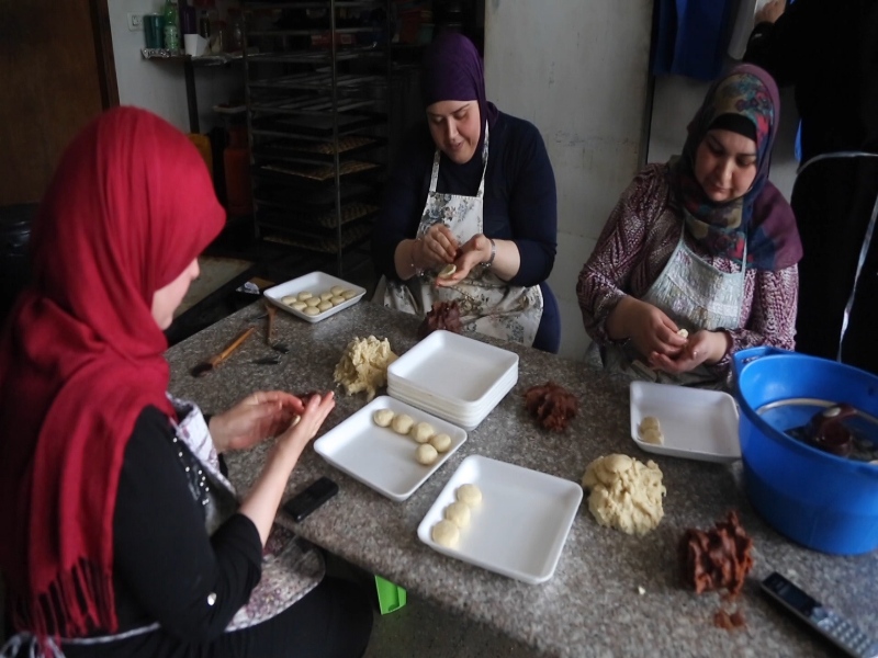 'كعك رانيا' يُزيّن موائد الفلسطينيين خلال العيد