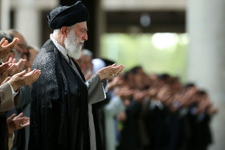 صلاة عيد الفطر السعيد تقام بامامة قائد الثورة الاسلامية