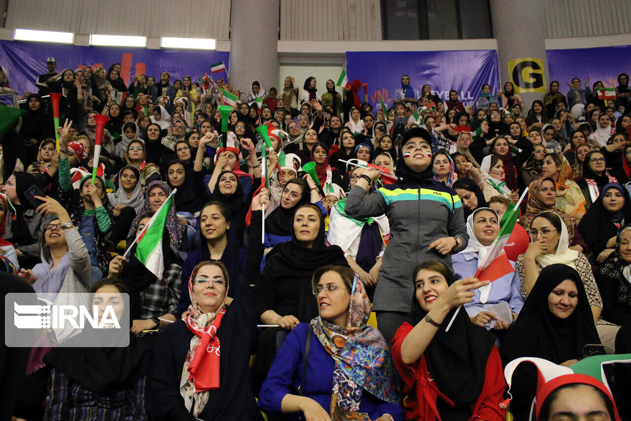 حضور نسوي لافت لمشاهدة مباريات دوري الامم بالكرة الطائرة في ايران
